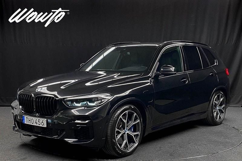 Svart Begagnad 2021 BMW X5 iPerformance SUV | 549 800 kr (Bra pris) - Bild 1/3