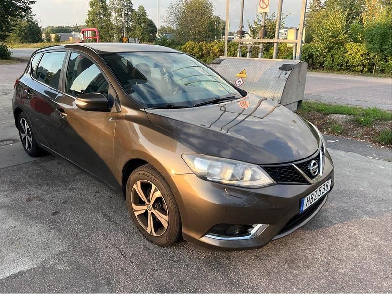 Brun Begagnad 2015 Nissan Pulsar Halvkombi | 59 000 kr (Bra pris) - Bild 1/4