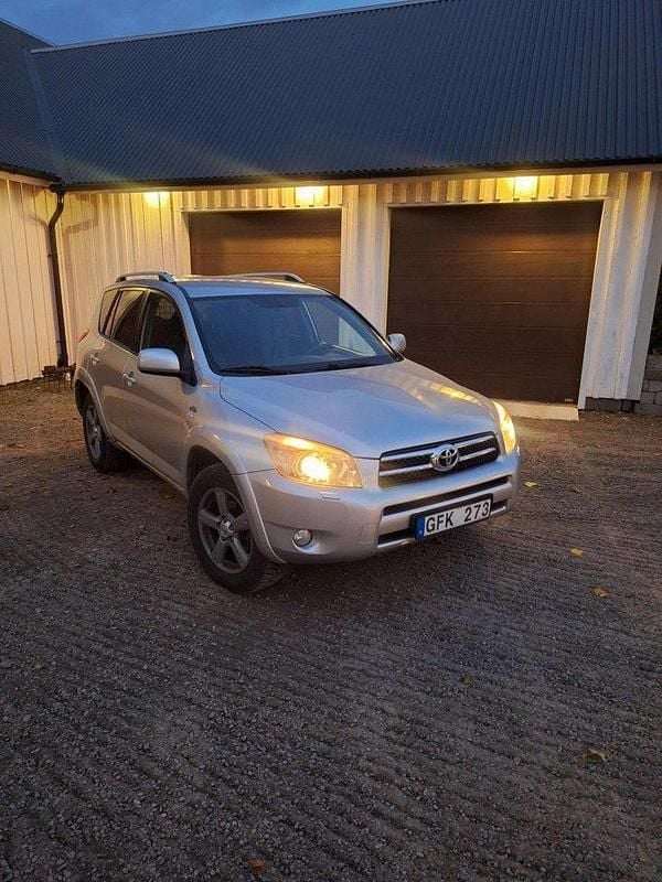 Silver Begagnad 2006 Toyota RAV4 SUV | 47 000 kr (Marknadspris) - Bild 1/1