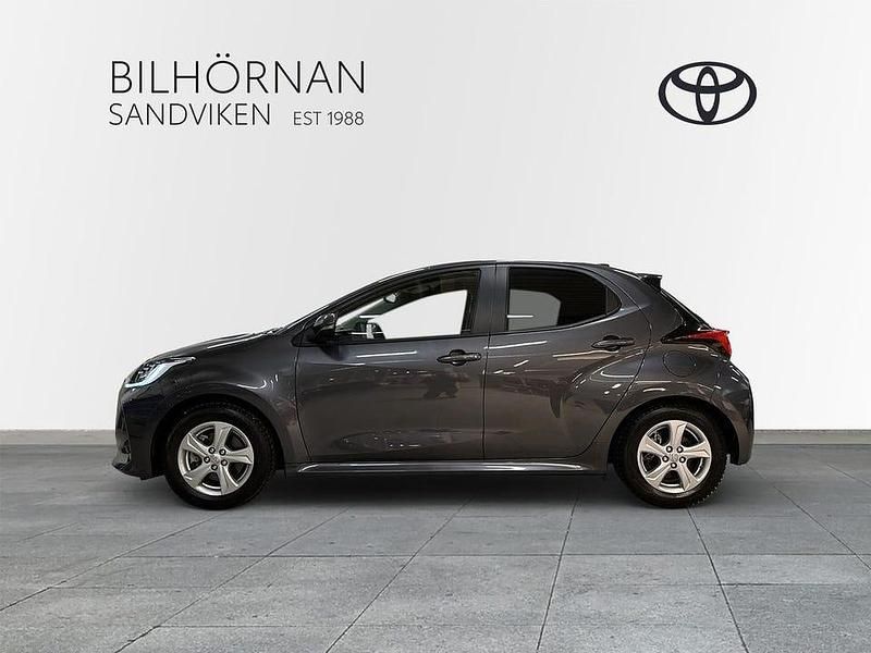 Begagnad Toyota Yaris Hybrid Active 117 HK (86 kW) 2022 Grå Halvkombi