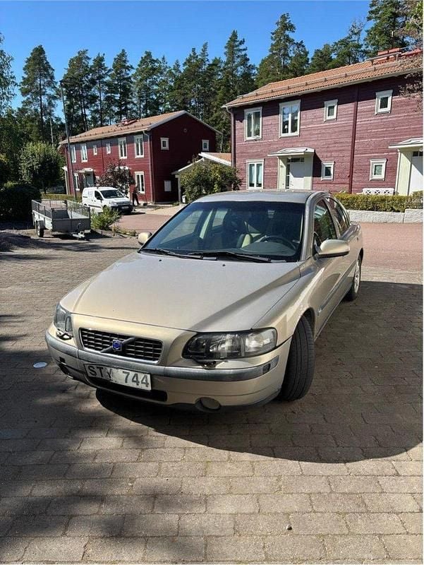 Brun Begagnad 2002 Volvo S60 Sedan | 12 000 kr (Superpris) - Bild 1/4