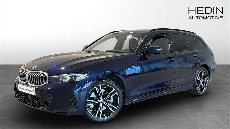Blå Begagnad 2025 BMW 330 M Sport Kombi | 514 700 kr - Bild 1/4