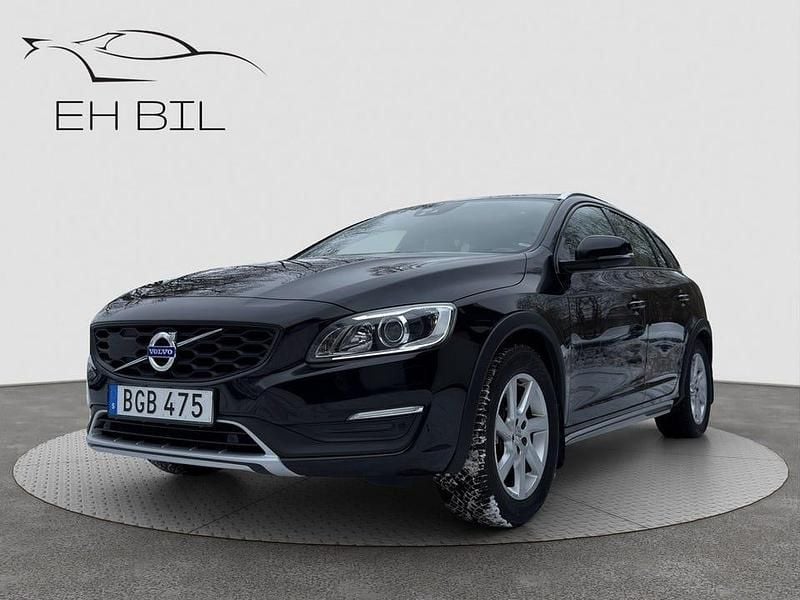 Svart Begagnad 2017 Volvo V60 CC Summum Kombi | 209 900 kr (Bra pris) - Bild 1/4