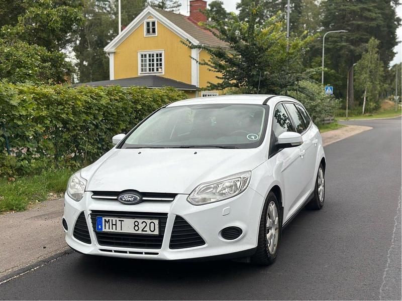Vit Begagnad 2012 Ford Focus Kombi | 29 500 kr (Bra pris) - Bild 1/4
