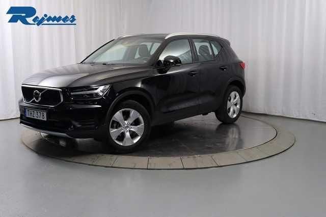 Svart Begagnad 2022 Volvo XC40 Momentum SUV | 284 900 kr (Marknadspris) - Bild 1/4