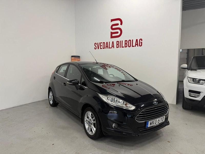 Svart Begagnad 2016 Ford Fiesta Titanium Halvkombi | 64 900 kr (Marknadspris) - Bild 1/4