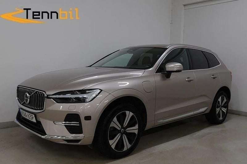 Grå Begagnad 2023 Volvo XC60 Plus SUV | 469 900 kr (Marknadspris) - Bild 1/4