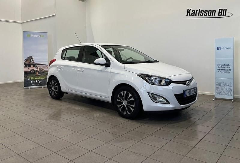 Vit Begagnad 2013 Hyundai i20 Premium Halvkombi | 94 900 kr (Dyr) - Bild 1/4