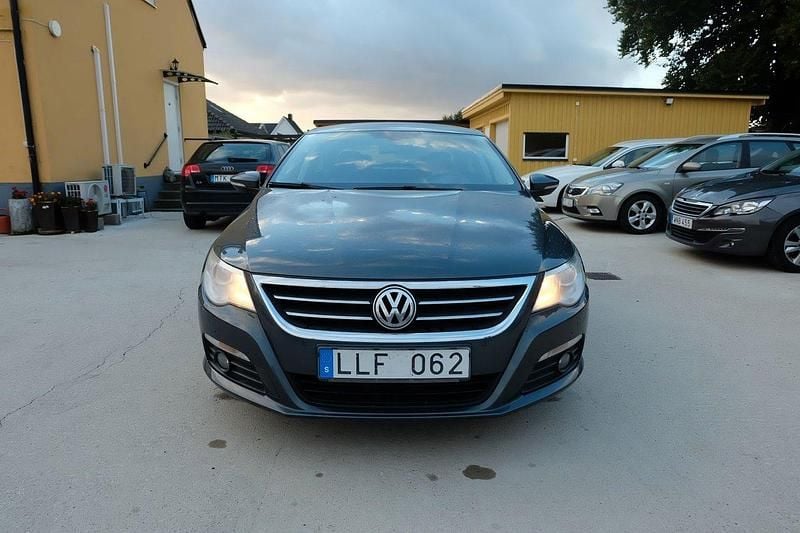 Mörkgrå (grå) Begagnad 2009 VW CC Sedan | 79 900 kr (Lite dyr) - Bild 1/4
