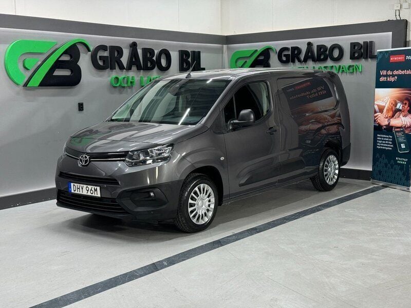 Mörkgrå (grå) Begagnad 2021 Toyota Proace City Van | 179 900 kr (Marknadspris) - Bild 1/4