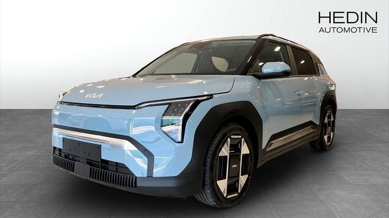 Blå (blue) Ny 2025 Kia EV3 Plus SUV | 539 300 kr (Lite dyr) - Bild 1/4