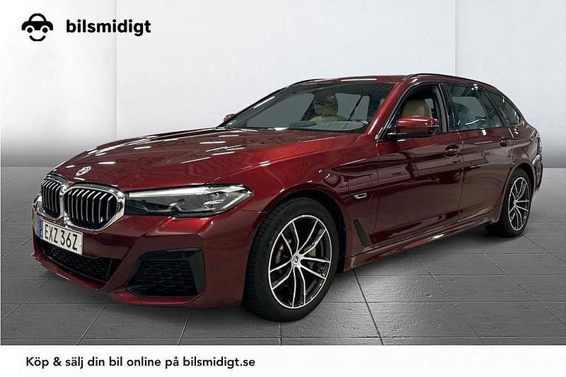 Röd Begagnad 2022 BMW 530e M Sport Kombi | 449 900 kr (Marknadspris) - Bild 1/3