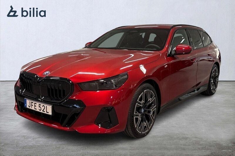Röd Begagnad 2025 BMW 530e M Sport Kombi | 749 000 kr (Lite dyr) - Bild 1/4