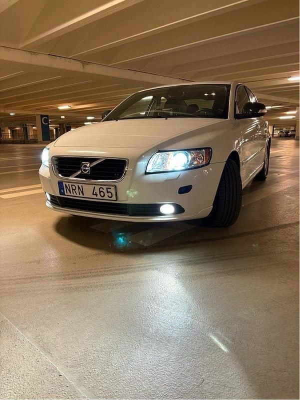 Vit Begagnad 2010 Volvo S40 Sedan | 75 000 kr (Lite dyr) - Bild 1/4