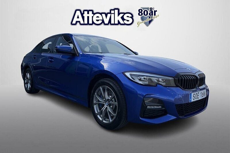 Blå Begagnad 2022 BMW 330e M Sport Sedan | 349 900 kr (Bra pris) - Bild 1/4