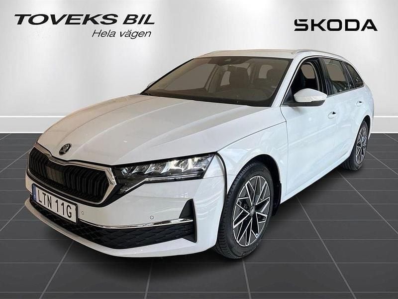 Svart (black magic pärleffekt me) Ny 2025 Skoda Octavia Kombi | 349 900 kr (Marknadspris) - Bild 1/4