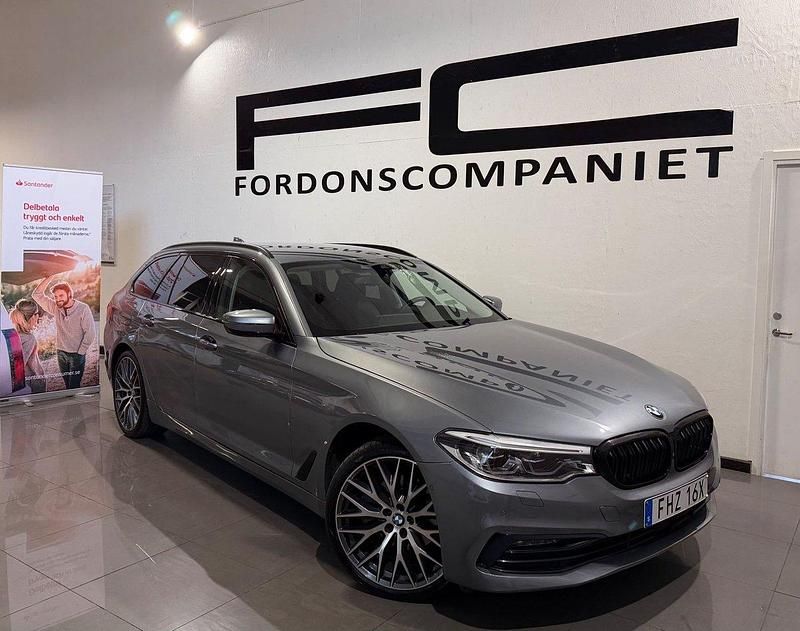 Blå Begagnad 2019 BMW 520 Sport Line Kombi | 249 900 kr (Marknadspris) - Bild 1/4