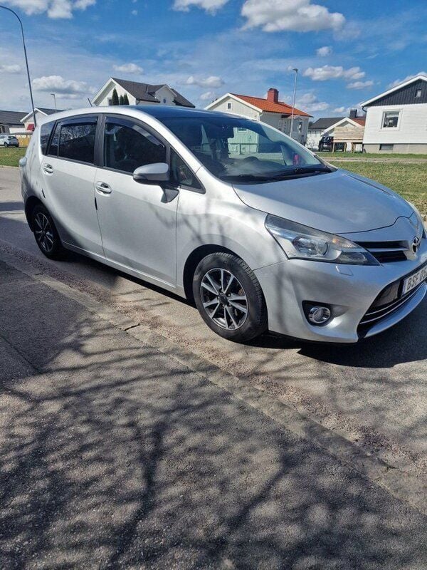 Silver Begagnad 2013 Toyota Verso Minibuss | 76 000 kr (Marknadspris) - Bild 1/4