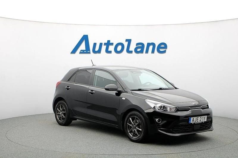 Svart Begagnad 2020 Kia Rio Halvkombi | 169 900 kr (Marknadspris) - Bild 1/3