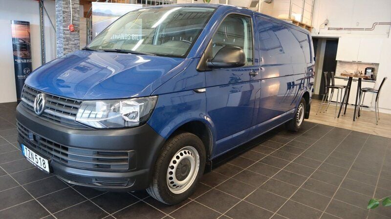 Mörkblå (blå) Begagnad 2018 VW T6 Van | 159 900 kr (Superpris) - Bild 1/4