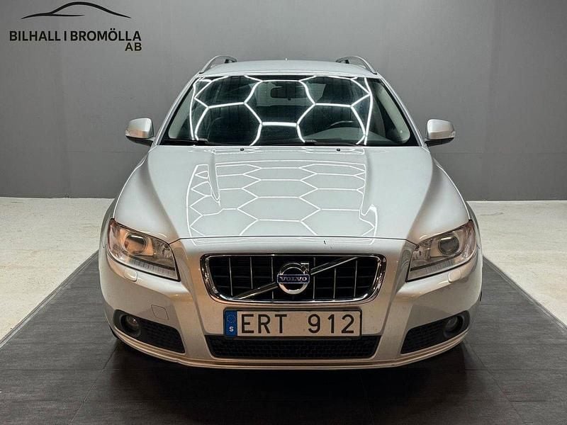 Ljusgrå (grå) Begagnad 2010 Volvo V70 Momentum Kombi | 64 900 kr (Bra pris) - Bild 1/4