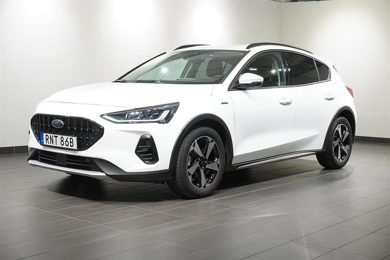 Vit Begagnad 2022 Ford Focus Active Halvkombi | 209 900 kr (Marknadspris) - Bild 1/2