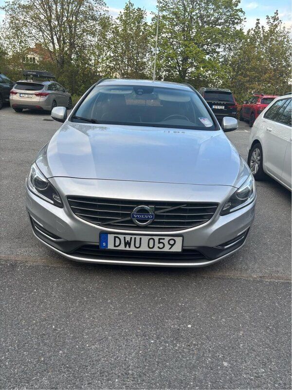 Silver Begagnad 2015 Volvo V60 Momentum Kombi | 129 000 kr - Bild 1/4