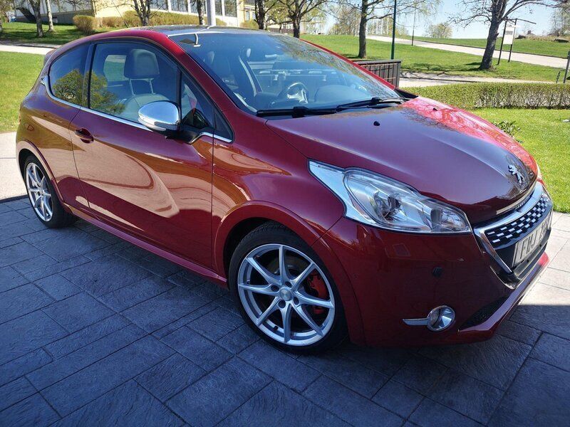 Röd Begagnad 2013 Peugeot 208 GTi Halvkombi | 105 000 kr - Bild 1/4
