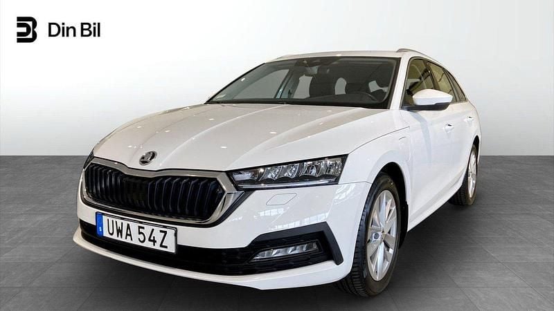 Vit Begagnad 2023 Skoda Octavia Ambition Kombi | 349 900 kr (Marknadspris) - Bild 1/4