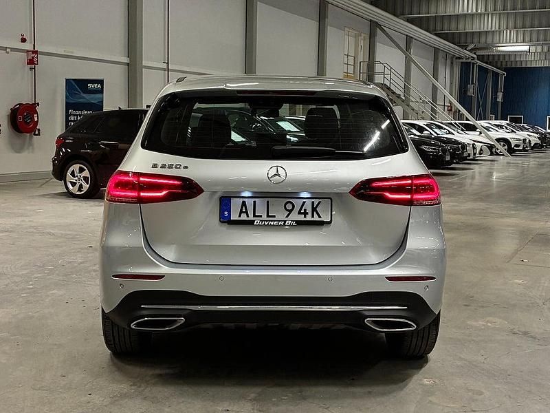 Begagnad Mercedes B250e 2022 Silver Minibuss