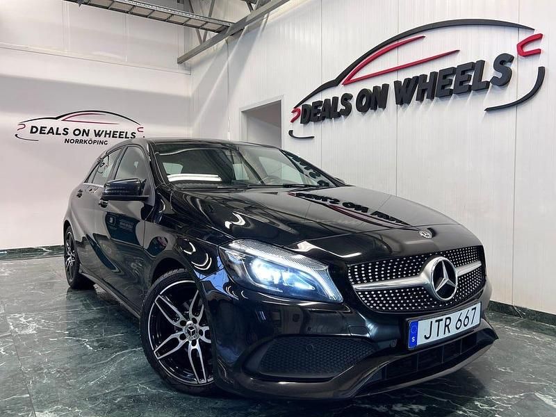 Svart Begagnad 2018 Mercedes A180 Style Halvkombi | 189 900 kr (Marknadspris) - Bild 1/4