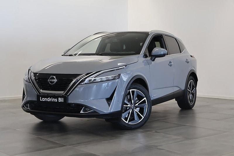 Ljusgrå Begagnad 2023 Nissan Qashqai Tekna+ SUV | 379 000 kr (Marknadspris) - Bild 1/4