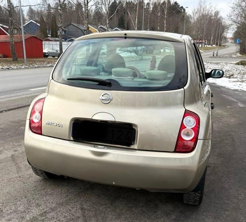 Begagnad Nissan Micra 65 HK (47 kW) 2005 Guld metallic