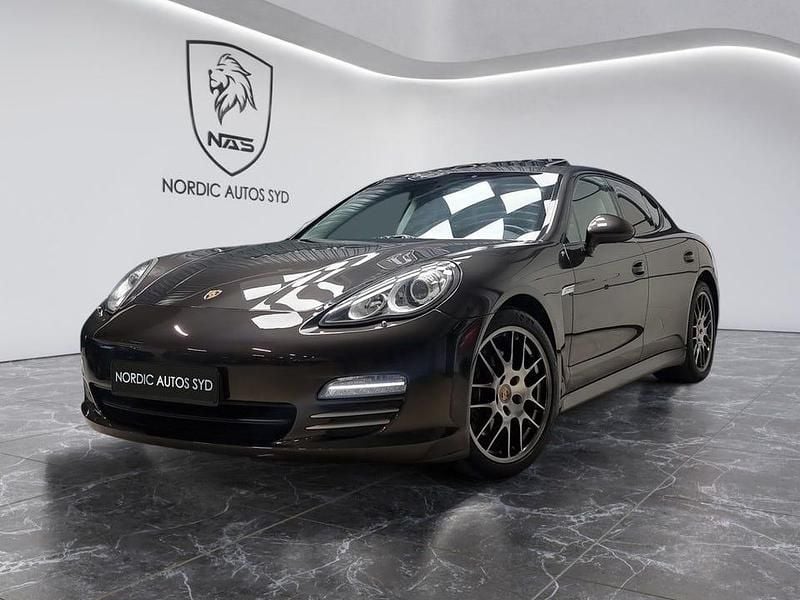Mörkgrå Begagnad 2011 Porsche Panamera 4 Sedan | 269 900 kr (Marknadspris) - Bild 1/4
