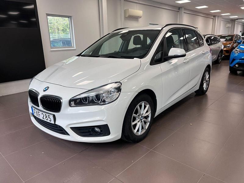 Vit Begagnad 2015 BMW 216 Active Tourer Advantage Minibuss | 119 000 kr - Bild 1/4