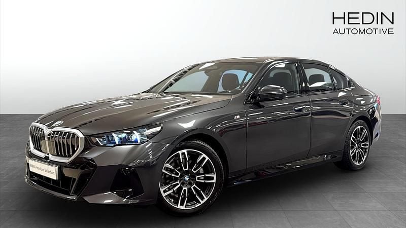 Begagnad 2025 BMW 520 M Sport Sedan | 548 700 kr (Marknadspris) - Bild 1/4