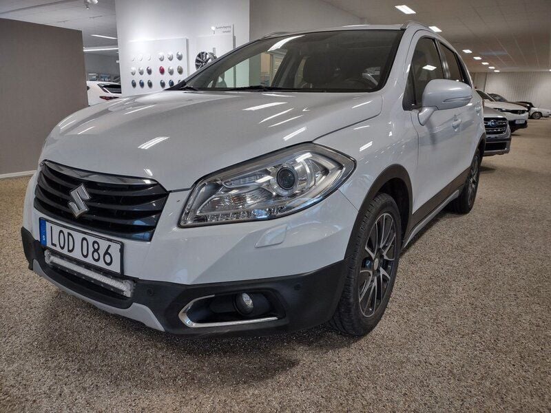 Vit Begagnad 2015 Suzuki SX4 S-Cross SUV | 159 900 kr (Lite dyr) - Bild 1/4