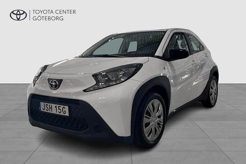 Vit Begagnad 2022 Toyota Aygo Play Halvkombi | 169 900 kr (Bra pris) - Bild 1/3