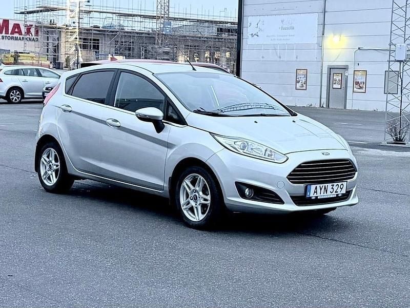 Grå Begagnad 2014 Ford Fiesta Titanium | 74 800 kr (Marknadspris) - Bild 1/4
