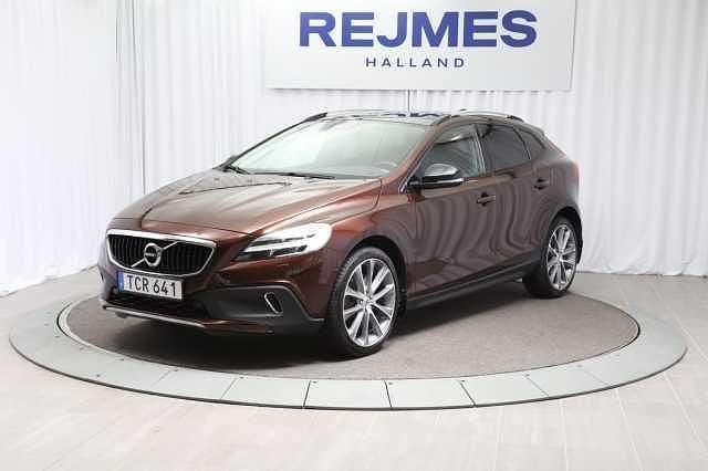 Brun Begagnad 2017 Volvo V40 CC Business Edition Kombi | 209 500 kr (Marknadspris) - Bild 1/4