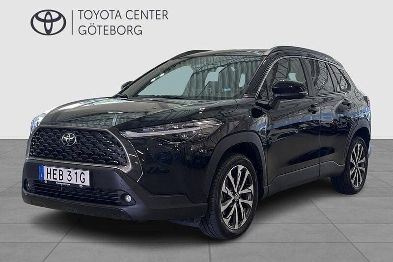 Svart Begagnad 2024 Toyota Corolla Cross Style SUV | 359 900 kr (Marknadspris) - Bild 1/4