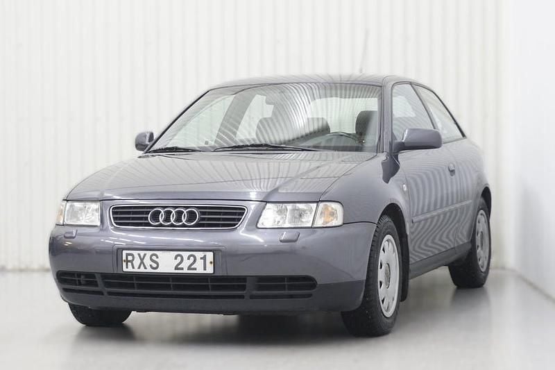 Begagnad Audi A3 180 HK (132 kW) 2000 Grå Sedan