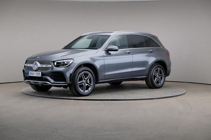 Grå (selenitgrå (metallic)) Begagnad 2022 Mercedes GLC300e AMG SUV | 399 000 kr (Marknadspris) - Bild 1/4