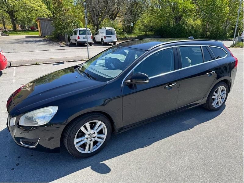 Svart Begagnad 2013 Volvo V60 Momentum Kombi | 64 000 kr (Bra pris) - Bild 1/4