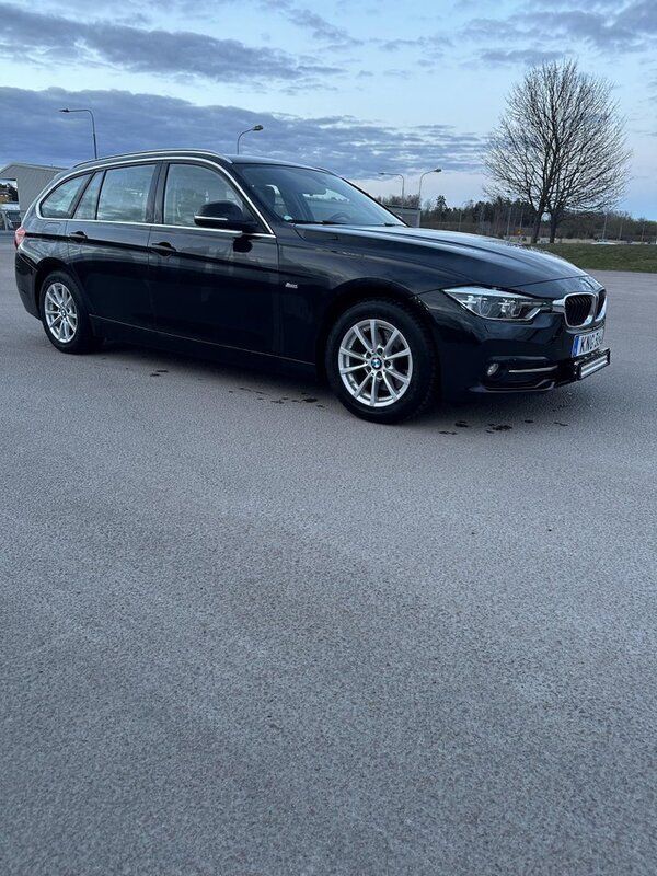 Svart Begagnad 2016 BMW 320 Sport Line Kombi | 184 900 kr (Bra pris) - Bild 1/4