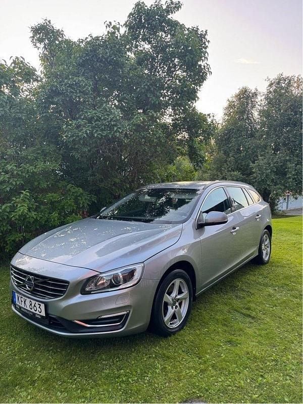 Silver Begagnad 2016 Volvo V60 Momentum Kombi | 122 000 kr (Bra pris) - Bild 1/4