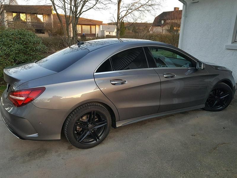 Grå Begagnad 2018 Mercedes CLA200 AMG Sportkupé | 182 000 kr (Marknadspris) - Bild 1/4