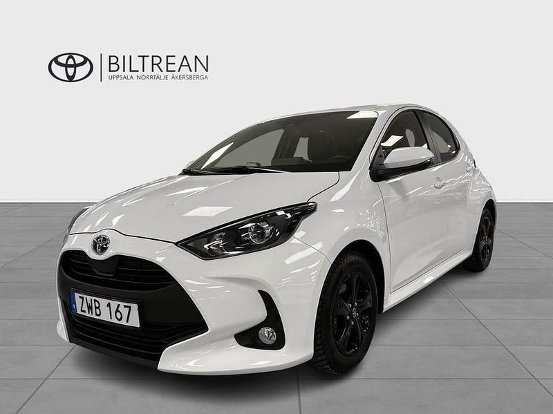 Vit Begagnad 2023 Toyota Yaris Hybrid Active Halvkombi | 245 000 kr (Marknadspris) - Bild 1/4