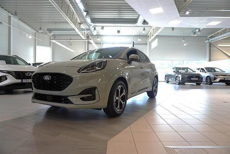 Grå Ny 2025 Ford Puma ST-Line SUV | 332 400 kr (Bra pris) - Bild 1/4