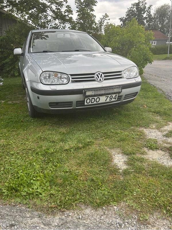 Grå Begagnad 2000 VW Golf IV Halvkombi | 18 000 kr (Lite dyr) - Bild 1/4